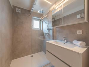 Koupelna v ubytování Holiday Home Vissershuis 214 by Interhome