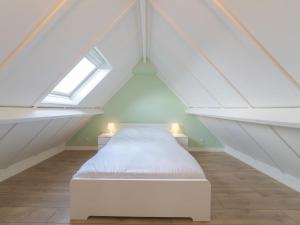 Postel nebo postele na pokoji v ubytování Holiday Home Vissershuis 214 by Interhome