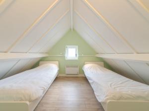 Postel nebo postele na pokoji v ubytování Holiday Home Vissershuis 214 by Interhome