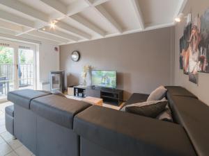 Posezení v ubytování Holiday Home Vissershuis 214 by Interhome + 15 fotografií