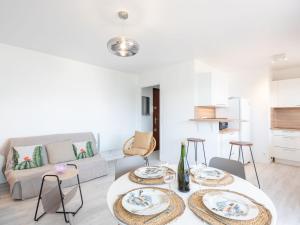 Kuchyň nebo kuchyňský kout v ubytování Apartment Port Haliguen Plaisance-1 by Interhome