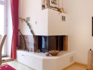 sala de estar con chimenea en la pared en Apartment Alpes et Lac 28 by Interhome, en Champex