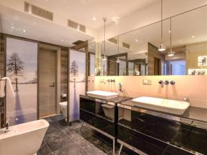 Koupelna v ubytování Apartment Chesa Piz Padella - St- Moritz by Interhome