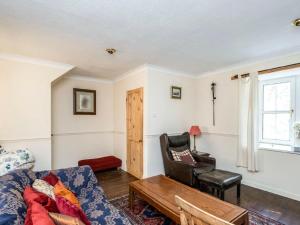 ein Wohnzimmer mit einem Sofa und einem Stuhl in der Unterkunft Holiday Home Russcot by Interhome in Invermoriston