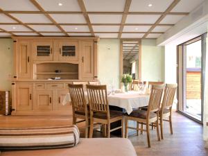 Posezení v ubytování Apartment Chesa Piz Mezdi - St- Moritz by Interhome