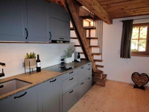 Virtuvė arba virtuvėlė apgyvendinimo įstaigoje Chalet Feldkasten by Interhome