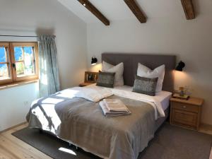 Una cama o camas en una habitación de Chalet Feldkasten by Interhome