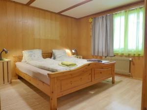 Una cama o camas en una habitación de Apartment Chalet im Gässli by Interhome