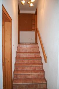 eine Treppe in einem Haus mit einer Treppe in der Unterkunft Apartment Silvretta-2 by Interhome in Kappl