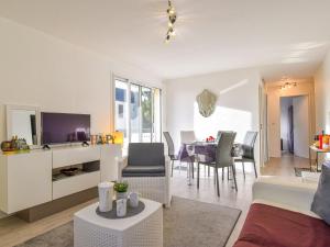 ein Wohnzimmer mit einem Sofa und einem Esszimmer in der Unterkunft Apartment Le Vert Coteau-3 by Interhome in Touques