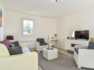 TV a/nebo společenská místnost v ubytování Apartment Le Vert Coteau-3 by Interhome