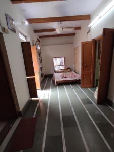瓦拉納西的住宿－Heritage Homestay At Old City Near Holy Ganges，一个空房间,有一张床,一个房间,有地板