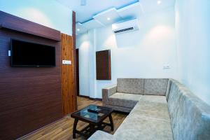 TV a/nebo společenská místnost v ubytování Hotel Aura Grand By Levelup Hotels