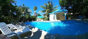 The swimming pool at or close to Residencial Estephany