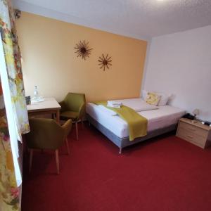 
Ein Bett oder Betten in einem Zimmer der Unterkunft Wanderhotel Sonnebergbaude

