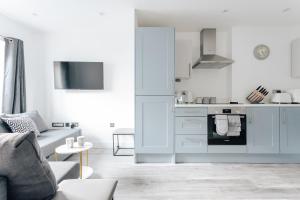 Kuchyň nebo kuchyňský kout v ubytování Contemporary Two Bedroom Duplex - Secluded Residence with Parking in a Prime Central Location