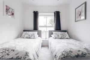 Postel nebo postele na pokoji v ubytování Contemporary Two Bedroom Duplex - Secluded Residence with Parking in a Prime Central Location