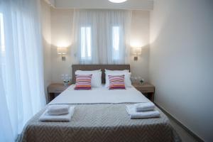 カナリにあるVanessa's Rooms & Apartmentsのベッドとタオル2枚のある寝室