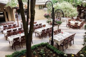 una zona de comedor al aire libre con mesas y sillas en Hotel Afa, en Pristina