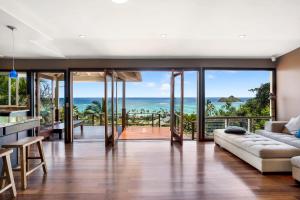 una sala de estar de planta abierta con vistas al océano en A place of peace where heaven meets the ocean, en Kailua