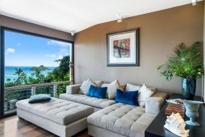 sala de estar con 2 sofás y balcón en A place of peace where heaven meets the ocean, en Kailua