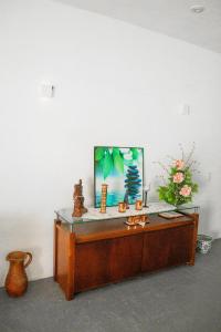a room with a table with vases on it at Casa perto da Praia Canto da Barra em Fortim CE in Fortim