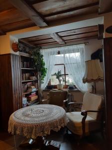 ミエンジグジェにあるWilla Krokusのテーブルと椅子、窓が備わる客室です。