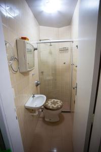 Ванная комната в Apartamento com Wi-Fi no centro de Guarapari ES