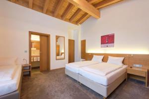 מיטה או מיטות בחדר ב-Hotel Alpenland