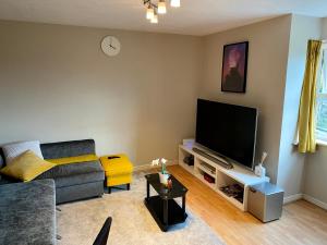 Cosey 1-bedroom condo with free parking