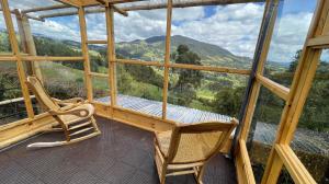 een kamer met een tafel en stoelen op een balkon bij Cabaña Mi Terruño in Cogua