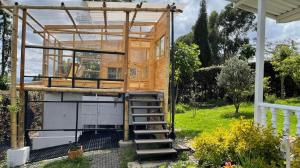een huis wordt gebouwd met een trap die naar het huis leidt bij Cabaña Mi Terruño in Cogua