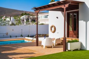 Willa z basenem i patio w obiekcie Agradable y familiar, con piscina "Casa Inima" w mieście Playa Blanca
