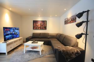 a living room with a couch and a tv at WEIßE HÖHEN -Ferienhaus, Dibbersen bei Hamburg in Buchholz in der Nordheide