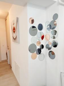 Una pared con un montón de círculos en la pared en Black&White Suites, en Craiova