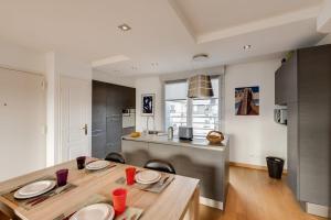 une cuisine avec une table en bois et une salle à manger dans l'établissement Le Kaliste - apartment for 4 people garage, à Annecy