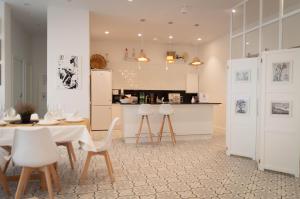 a kitchen and dining room with a table and chairs at Casa Rural Vamos Allá in Campo de Criptana