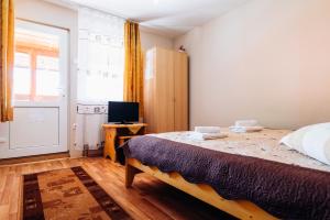 Un dormitorio con una cama grande y una ventana en Iris Panzio, en Praid