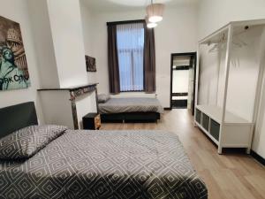 um quarto com uma cama e um espelho em Modern duplex 100m2 perfect to visit Brussels em Bruxelas