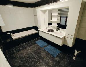 Kylpyhuone majoituspaikassa Modern duplex 100m2 perfect to visit Brussels