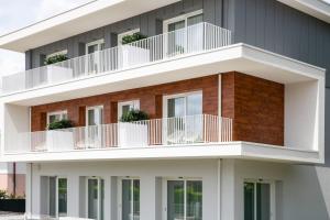 una imagen de un edificio con balcones blancos en Arca Guest House en San Trovaso