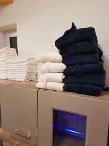 sterta ręczników na blacie w obiekcie Cserhátvölgy Panzió w mieście Alsótold