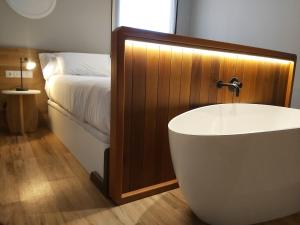 Koupelna v ubytování Habital Suites + 37 fotografií