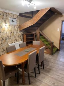 布永的住宿－LA CACHETTE Maison 3Ch 3SdB Salon Wifi，一间带木桌和椅子的用餐室