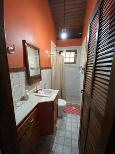 卢米亚Lumiar chalé colonial lareira deck para beira rio particular e reservado área de lazer pertinho centro do bairro的浴室里有洗手池、马桶和镜子。 更多28张照片