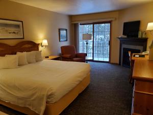A bed or beds in a room at Homestead Suites - Fish Creek
