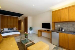 マラケシュにあるAppartHotel Atraniのベッドとテレビが備わるホテルルームです。