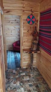 Cabañas MI REFUGIO في Isla Negra: غرفة في كابينة خشب مع جدار خشبي
