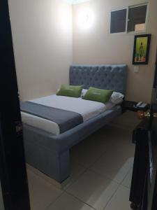 Postel nebo postele na pokoji v ubytování Hotel Calarca N2