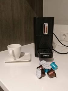 Příslušenství pro přípravu čaje a kávy v ubytování Central Alpha Apartment 7min to the city centar